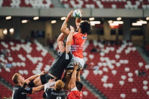 电竞产业蓬勃发展，全球赛事热度飙升，职业选手年薪破千万